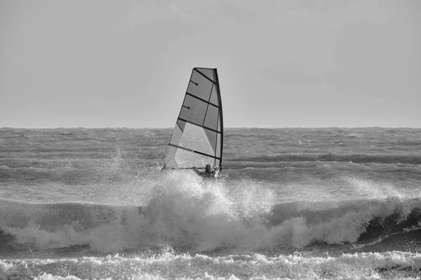 Talya Sicilya Akdeniz Marina Ragusa Ragusa Eyaleti Denizdeki Rüzgar Sörfçüsü — Stok fotoğraf