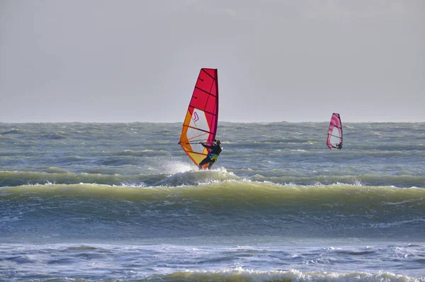 İtalya, Sicilya, Akdeniz, Marina di Ragusa (Ragusa ili); 7 Aralık 2021, denizde rüzgar sörfçüleri - EDITORIAL