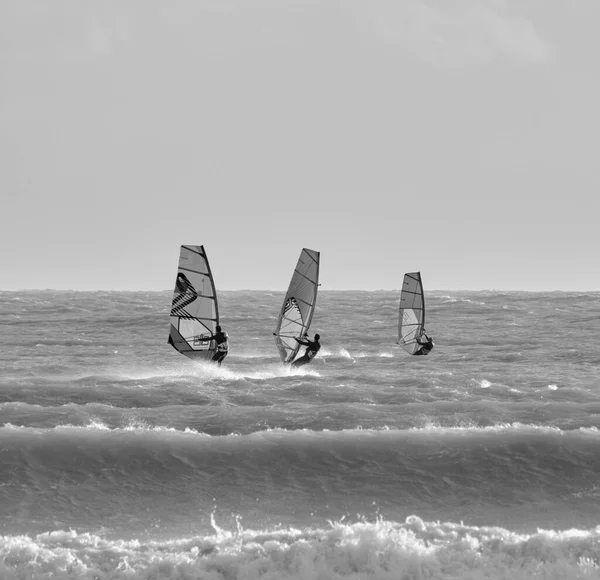 İtalya, Sicilya, Akdeniz, Marina di Ragusa (Ragusa ili); 7 Aralık 2021, denizde rüzgar sörfçüleri - EDITORIAL