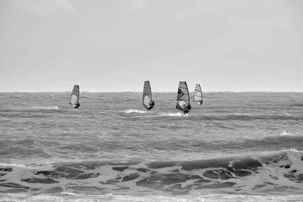 İtalya, Sicilya, Akdeniz, Marina di Ragusa (Ragusa ili); 7 Aralık 2021, denizde rüzgar sörfçüleri - EDITORIAL