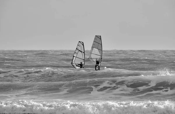 İtalya, Sicilya, Akdeniz, Marina di Ragusa (Ragusa ili); 7 Aralık 2021, denizde rüzgar sörfçüleri - EDITORIAL