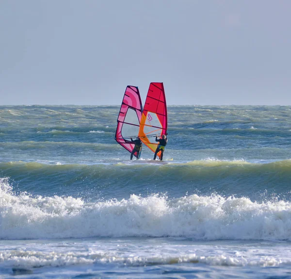 İtalya, Sicilya, Akdeniz, Marina di Ragusa (Ragusa ili); 7 Aralık 2021, denizde rüzgar sörfçüleri - EDITORIAL