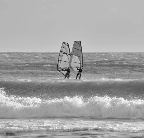 İtalya, Sicilya, Akdeniz, Marina di Ragusa (Ragusa ili); 7 Aralık 2021, denizde rüzgar sörfçüleri - EDITORIAL