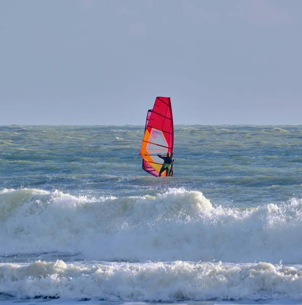 İtalya, Sicilya, Akdeniz, Marina di Ragusa (Ragusa Eyaleti); denizde rüzgar sörfçüleri 