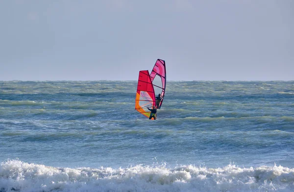 İtalya, Sicilya, Akdeniz, Marina di Ragusa (Ragusa ili); 7 Aralık 2021, denizde rüzgar sörfçüleri - EDITORIAL