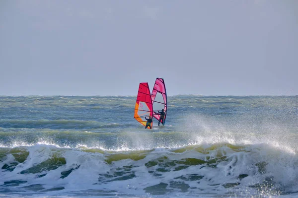 İtalya, Sicilya, Akdeniz, Marina di Ragusa (Ragusa ili); 7 Aralık 2021, denizde rüzgar sörfçüleri - EDITORIAL