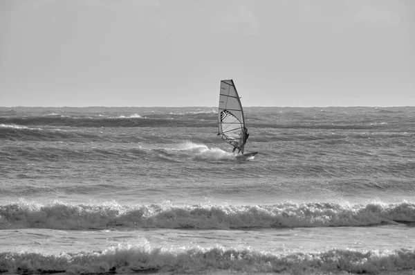 İtalya, Sicilya, Akdeniz, Marina di Ragusa (Ragusa ili); 7 Aralık 2021, denizde rüzgar sörfçüsü - EDITORIAL