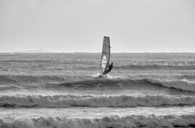 İtalya, Sicilya, Akdeniz, Marina di Ragusa (Ragusa Eyaleti); denizdeki rüzgar sörfçüsü 
