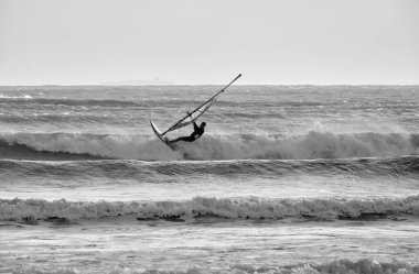 İtalya, Sicilya, Akdeniz, Marina di Ragusa (Ragusa ili); 7 Aralık 2021, denizde rüzgar sörfçüsü - EDITORIAL