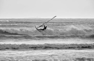 İtalya, Sicilya, Akdeniz, Marina di Ragusa (Ragusa ili); 7 Aralık 2021, denizde rüzgar sörfçüsü - EDITORIAL