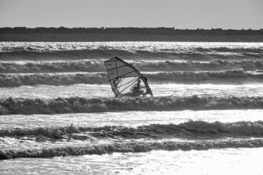 İtalya, Sicilya, Akdeniz, Marina di Ragusa (Ragusa ili); 7 Aralık 2021, denizde rüzgar sörfçüsü - EDITORIAL