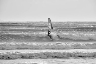 İtalya, Sicilya, Akdeniz, Marina di Ragusa (Ragusa ili); 7 Aralık 2021, denizde rüzgar sörfçüleri - EDITORIAL