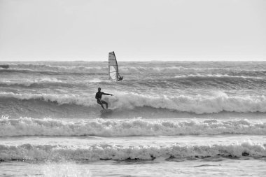 İtalya, Sicilya, Akdeniz, Marina di Ragusa (Ragusa ili); 7 Aralık 2021, denizde rüzgar sörfçüleri - EDITORIAL