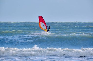 İtalya, Sicilya, Akdeniz, Marina di Ragusa (Ragusa ili); 7 Aralık 2021, denizde rüzgar sörfçüsü - EDITORIAL