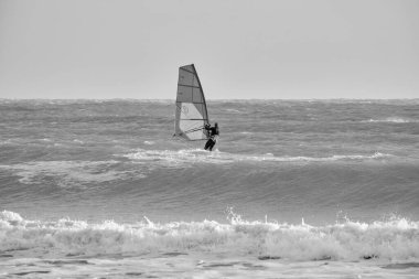 İtalya, Sicilya, Akdeniz, Marina di Ragusa (Ragusa ili); 7 Aralık 2021, denizde rüzgar sörfçüsü - EDITORIAL