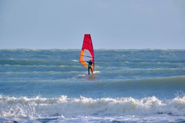 İtalya, Sicilya, Akdeniz, Marina di Ragusa (Ragusa ili); 7 Aralık 2021, denizde rüzgar sörfçüsü - EDITORIAL