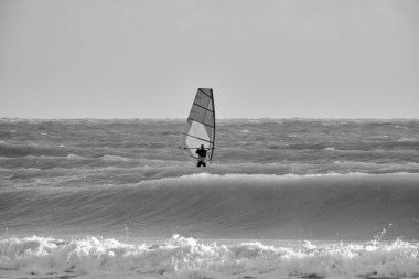 İtalya, Sicilya, Akdeniz, Marina di Ragusa (Ragusa ili); 7 Aralık 2021, denizde rüzgar sörfçüsü - EDITORIAL