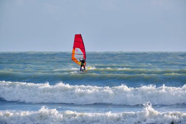 İtalya, Sicilya, Akdeniz, Marina di Ragusa (Ragusa ili); 7 Aralık 2021, denizde rüzgar sörfçüsü - EDITORIAL