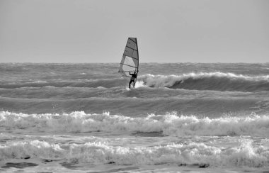 İtalya, Sicilya, Akdeniz, Marina di Ragusa (Ragusa ili); 7 Aralık 2021, denizde rüzgar sörfçüsü - EDITORIAL