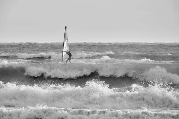 Włochy Sycylia Morze Śródziemne Marina Ragusa Prowincja Ragusa Windsurfer Morzu — Zdjęcie stockowe