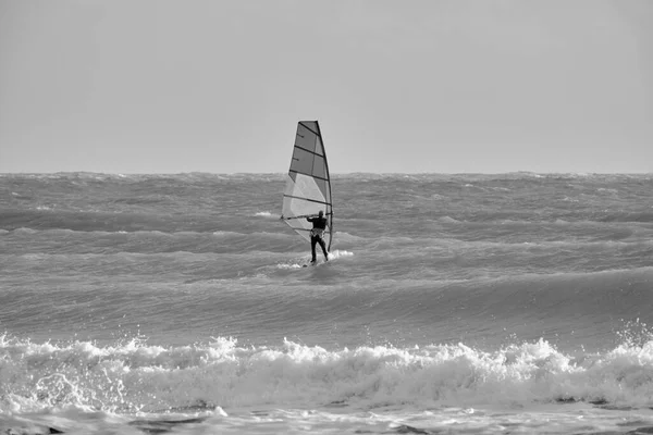 イタリア シチリア島 地中海 マリーナ ラグーザ ラグーザ州 12月2021 海のウィンドサーファー Editorial — ストック写真