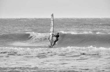 İtalya, Sicilya, Akdeniz, Marina di Ragusa (Ragusa ili); 7 Aralık 2021, denizde rüzgar sörfçüsü - EDITORIAL