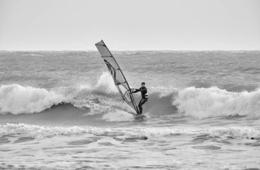 İtalya, Sicilya, Akdeniz, Marina di Ragusa (Ragusa ili); 7 Aralık 2021, denizde rüzgar sörfçüsü - EDITORIAL