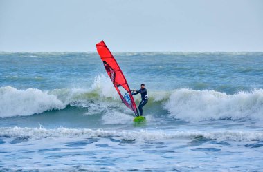 İtalya, Sicilya, Akdeniz, Marina di Ragusa (Ragusa ili); 7 Aralık 2021, denizde rüzgar sörfçüsü - EDITORIAL