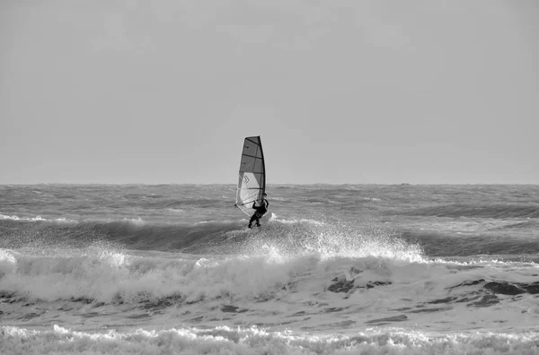 Italien Sicilien Medelhavet Marina Ragusa Ragusaprovinsen December 2021 Vindsurfare Havet — Stockfoto