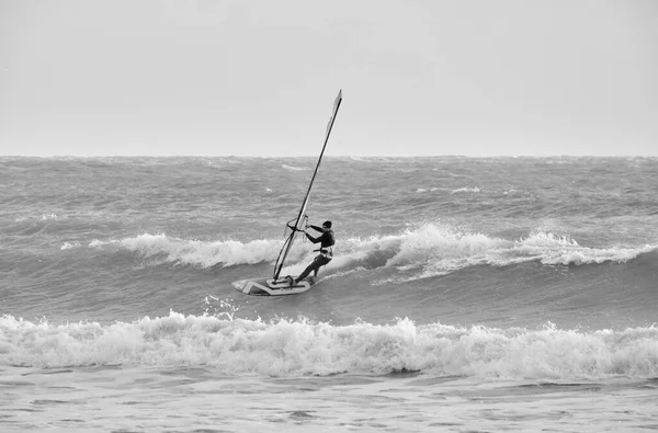 イタリア シチリア島 地中海 マリーナ ラグーザ ラグーザ州 12月2021 海のウィンドサーファー Editorial — ストック写真