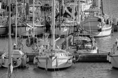 İtalya, Sicilya, Akdeniz, Marina di Ragusa (Ragusa Eyaleti); 12 Aralık 2021, limanda yelkenli tekneleri - EDITORIAL