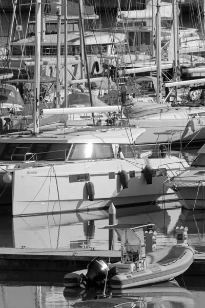 意大利 西西里 地中海 拉古萨港 拉古萨省 2021年12月24日 港口的豪华游艇 Editorial — 图库照片