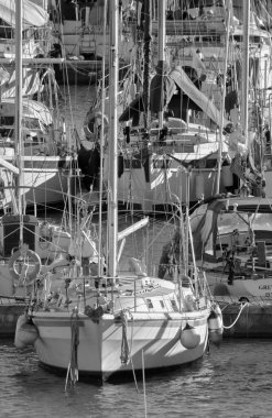 İtalya, Sicilya, Akdeniz, Marina di Ragusa (Ragusa Eyaleti); 1 Ocak 2022, limanda yelkenli tekneleri - EDITORIAL