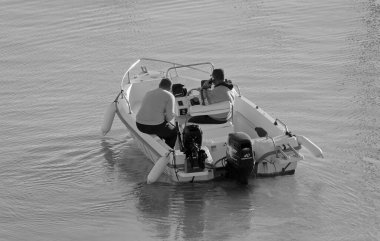 İtalya, Sicilya, Akdeniz, Marina di Ragusa (Ragusa Eyaleti); 2 Ocak 2022, limandaki bir motorlu tekne - EDITORIAL