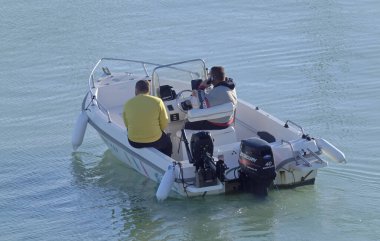İtalya, Sicilya, Akdeniz, Marina di Ragusa (Ragusa Eyaleti); 2 Ocak 2022, limandaki bir motorlu tekne - EDITORIAL
