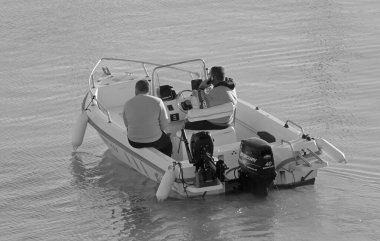 İtalya, Sicilya, Akdeniz, Marina di Ragusa (Ragusa Eyaleti); 2 Ocak 2022, limandaki bir motorlu tekne - EDITORIAL