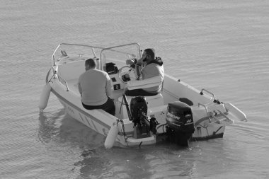 İtalya, Sicilya, Akdeniz, Marina di Ragusa (Ragusa Eyaleti); 2 Ocak 2022, limandaki bir motorlu tekne - EDITORIAL