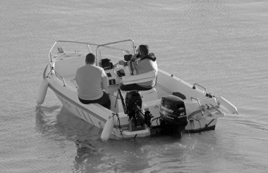 İtalya, Sicilya, Akdeniz, Marina di Ragusa (Ragusa Eyaleti); 2 Ocak 2022, limandaki bir motorlu tekne - EDITORIAL