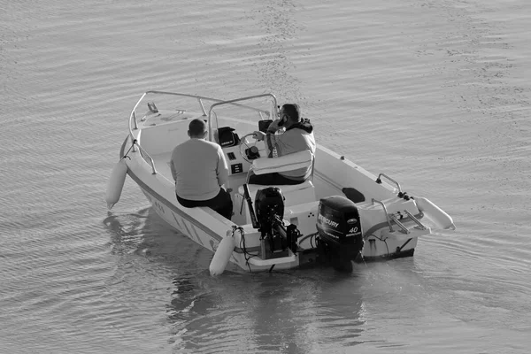 İtalya, Sicilya, Akdeniz, Marina di Ragusa (Ragusa Eyaleti); 2 Ocak 2022, limandaki bir motorlu tekne - EDITORIAL