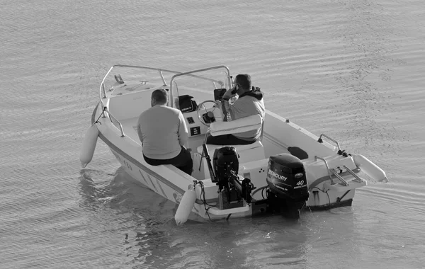 İtalya, Sicilya, Akdeniz, Marina di Ragusa (Ragusa Eyaleti); 2 Ocak 2022, limandaki bir motorlu tekne - EDITORIAL