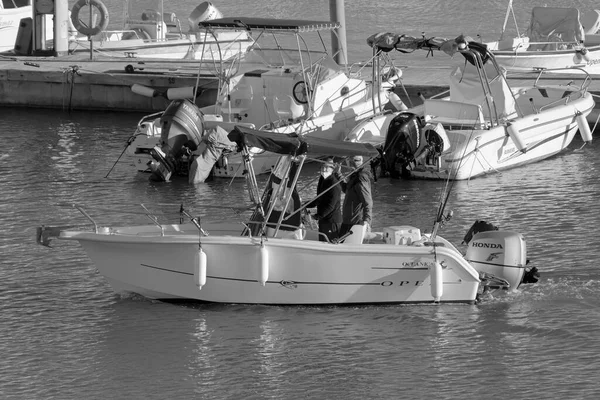 意大利 西西里 地中海 拉古萨海 拉古萨省 2022年1月2日 港口汽艇上的体育渔民 Editorial — 图库照片