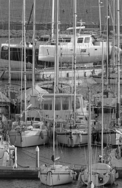 İtalya, Sicilya, Akdeniz, Marina di Ragusa (Ragusa ili); 3 Ocak 2022, limanda lüks yatlar - EDITORIAL