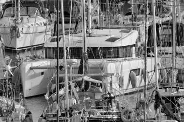 İtalya, Sicilya, Akdeniz, Marina di Ragusa (Ragusa Eyaleti); 4 Ocak 2022, limanda yelkenli tekneleri - EDITORIAL