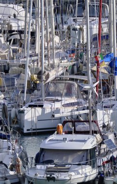 İtalya, Sicilya, Akdeniz, Marina di Ragusa (Ragusa ili); 4 Ocak 2022, limanda lüks yatlar - EDITORIAL