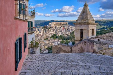 İtalya, Sicilya, Ragusa İbla, Barok kasabasının panoramik manzarası.