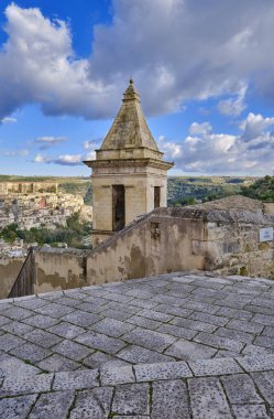 İtalya, Sicilya, Ragusa İbla, Barok kasabasının panoramik manzarası.
