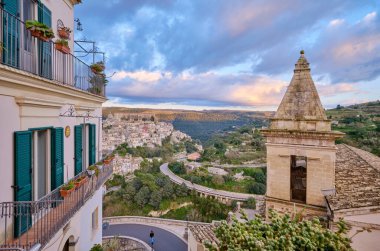 İtalya, Sicilya, Ragusa İbla, Barok kasabasının panoramik manzarası.
