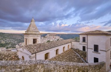 İtalya, Sicilya, Ragusa İbla, Barok kasabasının panoramik manzarası.