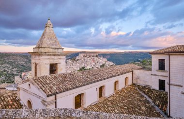 İtalya, Sicilya, Ragusa İbla, Barok kasabasının panoramik manzarası.