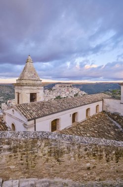 İtalya, Sicilya, Ragusa İbla, Barok kasabasının panoramik manzarası.